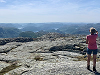 Utsikt mot sørvest med Birkelandsvatnet og Hofreistæ.