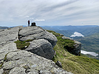 Toppen av Bjørndalsnuten sør med Fjellgardsvatnet i bakgrunnen. Vi ser såvidt Boknafjorden og Grytenuten til venstre for varden.