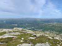 Utsikt mot Fidjeland og Valevatnet. Sinneskula midt i bildet.