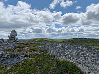 Utsikt fra topp 1052. Vi ser varden på Rustfjell på 1054 til høyre. Til venstre er den sørøstlige toppen som også er 1054.