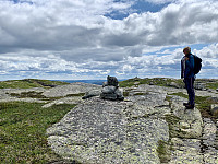 Utsikt fra 1056-toppen mot Rustfjell på 1054 til høyre og den mer østlige 1054-toppen til venstre.
