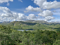 Steinheii sett fra Ljoslandsnuten øst med Storvatnet i forgrunnen.