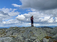 Det vestlige punktet over 1420 moh på denne toppen. Det østlige punktet over 1420 er til venstre. Voilenuten til høyre.