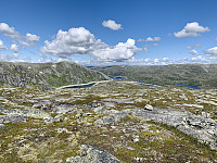 Utsikt mot nord. Vi ser Ytre Storevatnet midt i bildet. Snønuten sees omtrent midt i bildet og Leirnuten til høyre.