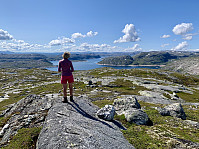 Utsikt mot Svartevassmagasinet i sør. Til venstre ser vi Hilleknuten. Til høyre Fitjaknuten og Lysekammen - såvidt over Svodhillerheia.