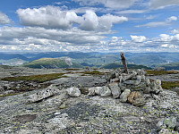 Utsikt mot øst fra gammelt trig-punkt. Stol og Homfjellet i Valle til høyre i bildet.