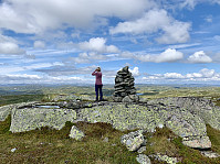 Utsikt mot Urdalsknuten til venstre og Svarvarnuten til høyre.