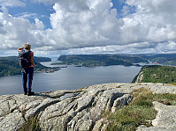 Hidrasund til venstre og fjorden innover mot Flekkefjord til høyre.