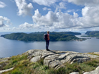Utsikt mot Andabeløy. Hidrasund til høyre.