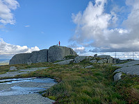Kisthei Nord. Vi ser masta på Voreknuten og noen vindmøller i bakgrunnen til høyre for toppen.