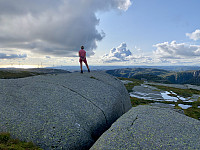 Utsikt fra toppen mot nordvest. Vi ser en del av vindmøllene i Tellenes-området og sola som skinner i havet.