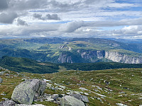 Utsikt mot Svarvarnuten og Berg.