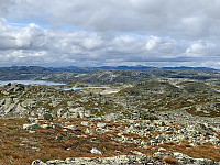Utsikt mot Suldalsheiene i vest. Vi ser, fra venstre, Napen, Såta, Snønuten og Kaldafjellet.