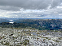 Utsikt mot nordvest. Vi ser Vatndalsvatnet og Ormsavatnet. Bak ser vi Trollaskeinuten og Vassdalseggen. Helt til høyre ser vi Kjelatind og Vesle Nup.