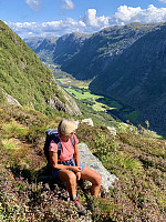 Pause på toppen av Aleksanderjuvet med utsikt til Motland i Øvstabødalen.