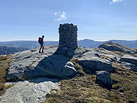 Vinjakula til høyre for varden.