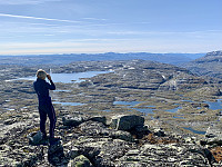 Utsikt mot Isvatnet. I horisonten i sør kan vi, fra venstre, se Grønafjellet, Kaldafjellet, Leirnuten, Snønuten, Kaldefjell. Mælen helt til høyre.