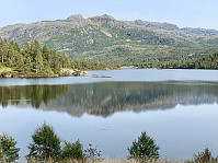 Næverhatten og Raudnuten sett fra vestenden av Mosvatnet.