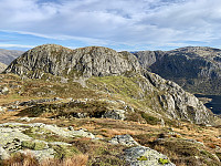 Stakkvikknuten sett fra bakkene opp til Vaseknuten. Helgefjell til høyre.