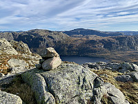 Den sørvestre varden med Helgefjell og Vinjakula i bakgrunnen.