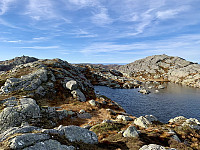 Vaseknuten med den sørvestre varden til høyre og den norøstre (og høyeste) til høyre.