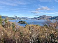Utsikt innover Fisterfjorden. Hattholmen i forgrunnen. Fra venstre ser vi Randøy, Gunlanuten, Øksnafjellet og Lauvåsen på Fister.