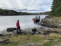 Fin steinbrygge på neset sør på øya. Utsikt til Skartveit og Eike.