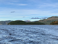 Herøya sett fra sør. Ombo bak til venstre og Litt av Børøy og Randøy til høyre.