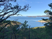 Utsikt i retning Tau. Rett over tau er Hustveitsåta såvidt synlig. Fra venstre kan vi ellers se Lammanuten, Nedstrandsfjellene, Lysenuten og Grytenuten.