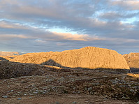 Kjørkjestafjellet i kveldssol.
