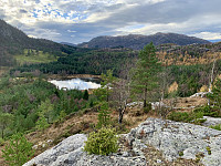 Utsikt mot Komletjørna og Dyrafjellet.
