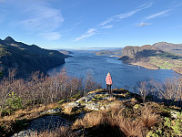 Utsikt nordover i Høgsfjorden. Selvikstakken til venstre, Uburen og Rossavik til høyre.