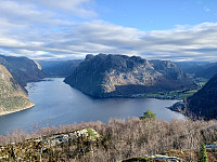 Utsikt inn Frafjorden og mot Dirdal. Mellom bygdene ser vi Ramnstoknuten og Brattaberga.