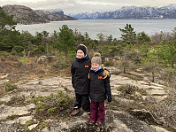 Utsikt innover Høgsfjorden med Uburen bak til venstre.