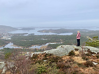 Utsikt mot Hommersåk og Stavanger fra den bratte kanten vest for toppen.