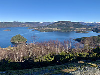 Utsikt til Ombo, til venstre, og Randøy, til høyre. Gullholmen i forgrunnen.