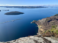 Bratt ned til Nødvika. Finnøy i bakgrunnen.