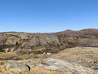 Utsikt mot Skårland. Skårlandskula og Sikvalandskula bak til høyre.