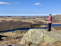 Utsikt mot Bjørnalia, Engjavatnet og Bursfjellet.