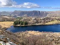 Utsikt mot Sjurstjørna og Bergsfjellet.