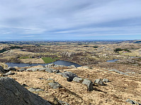 Utsikt nordvestover mot Jæren med Skårland til venstre og Snorestad til høyre.