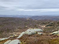 Det høyeste punktet på grensen mellom Farsund og Lyngdal ligger på denne steinblokka. Utsikt mot Nordvest med Hidrasund i horisonten midt i bildet.