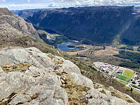 Utsikt mot Ragstjørna og Ragsvatnet fra utsiktsvarden.