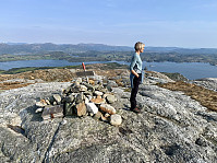 Utsikt mot sørøst med Grindafjorden og Alvaberget.