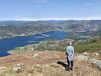 Utsikt mot indre del av Årdalsfjorden med Døvik og Nessa.