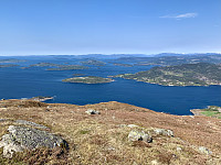 Utsikt mot ytre del av Årdalsfjorden med Helgøy sentralt i bildet.