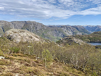 Utsikt mot Skredaknuten til venstre. Litt av Giljastøksvatnet og Fidjadalen til høyre.