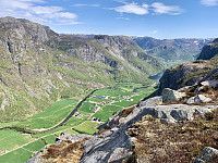 Utsikt oppover Frafjorddalen til Molaugvatnet.