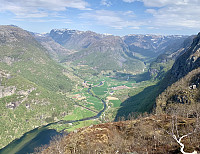Utsikt innover Frafjorddalen med Fidjadalen til venstre og Brådlandsdalen til høyre.