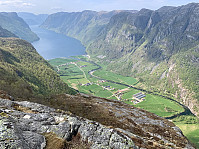 Utsikt utover Frafjorddalen og Frafjorden.